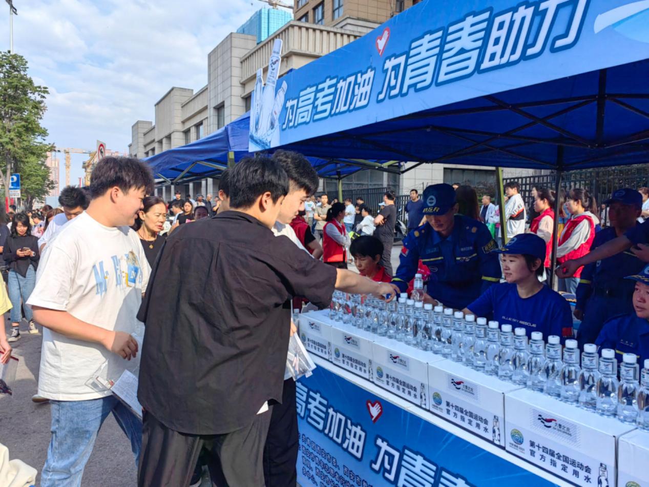 0607秦之泉飲品集團：為高考加油 為青春助力.jpg